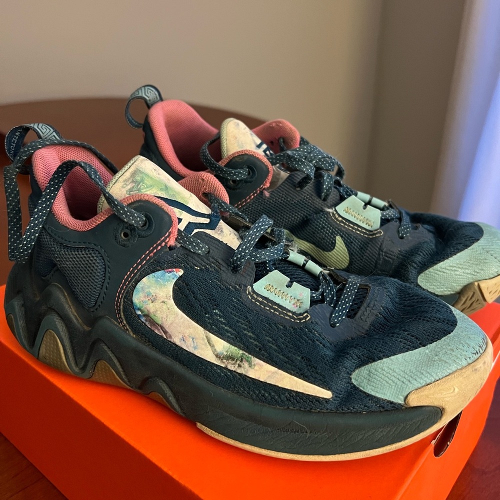 Nike Green and Pink Sneakers Modern Athletic Design